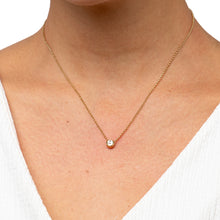 Cargar imagen en el visor de la galería, collar chapado en oro con un cristal de swarovski en blanco on modelo