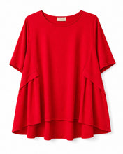 Cargar imagen en el visor de la galería, Blusa de algodón rojo fluida con manga corta y paneles laterales fruncidos diseño elegante y cómodo en color rojo