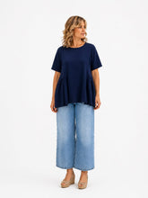Cargar imagen en el visor de la galería, Blusa de algodón blanca fluida con manga corta y paneles laterales fruncidos diseño elegante y cómodo en color marino con modelo de frente