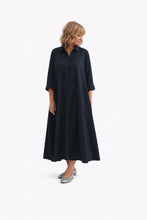 Cargar imagen en el visor de la galería, vestido camisero largo de algodón tipo popelin en marino con modelo frontal