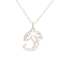Cargar imagen en el visor de la galería, Collar de Plata de Ley con colgante del signo del zodiaco de escorpio