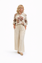 Cargar imagen en el visor de la galería, camisa 100% lino beige con estampado de flores con moelo de cara