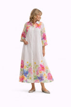 Cargar imagen en el visor de la galería, Vestido de lino blanco con estampado floral multicolor y diseño camisero con botones con modelo frontal