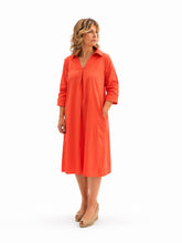 Cargar imagen en el visor de la galería, vestido de algodón midi color coral con modelo de cara