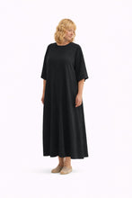 Cargar imagen en el visor de la galería, Vestido largo de algodón negro con diseño minimalista y espalda con abertura y detalle fruncido elegante con modelo de frente