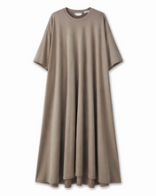 Cargar imagen en el visor de la galería, Vestido largo de algodón taupe con diseño minimalista y espalda con abertura y detalle fruncido elegante