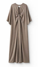 Cargar imagen en el visor de la galería, Vestido largo de algodón taupe con diseño minimalista y espalda con abertura y detalle fruncido elegante. Vista espalda