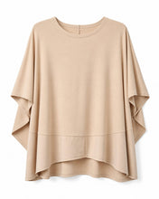 Cargar imagen en el visor de la galería, Blusa fluida marino de tencel con corte amplio tipo capa elegante y cómoda beige