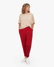 Cargar imagen en el visor de la galería, Pantalón jogger rojo con botones laterales y diseño moderno ajustado en rojo