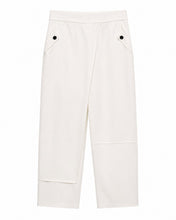 Cargar imagen en el visor de la galería, Pantalón blanco efecto falda con diseño cruzado elegante y corte recto
