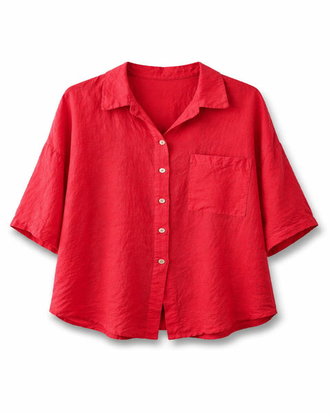 Camisa de mujer de lino con manga corta, corte amplio y botones frontales, diseño ligero y fresco.