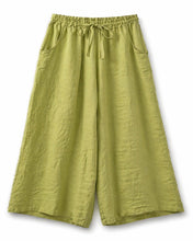 Cargar imagen en el visor de la galería, Pantalón 100% lino verde corte clásico con goma en la cintura
