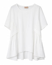 Cargar imagen en el visor de la galería, Blusa de algodón blanca fluida con manga corta y paneles laterales fruncidos diseño elegante y cómodo en coior blanco
