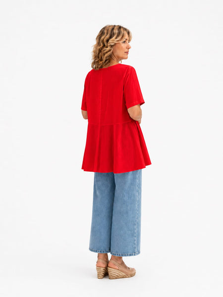 Blusa de algodón rojo fluida con manga corta y paneles laterales fruncidos diseño elegante y cómodo con modelo de lateral