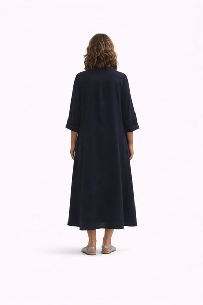 vestido camisero largo de algodón tipo popelin en marino con modelo de espaldas