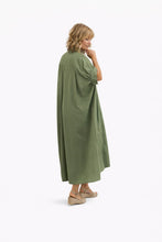 Cargar imagen en el visor de la galería, Vestido algodón oversize en verde militar modelo lateral
