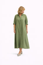 Cargar imagen en el visor de la galería, Vestido algodón oversize en verde militar modelo frontal

