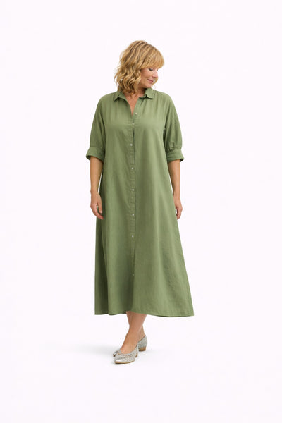 Vestido algodón oversize en verde militar modelo frontal