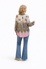Cargar imagen en el visor de la galería, Blusa de algodón estilo boho estampada CON MODELO DE ESPALDAS
