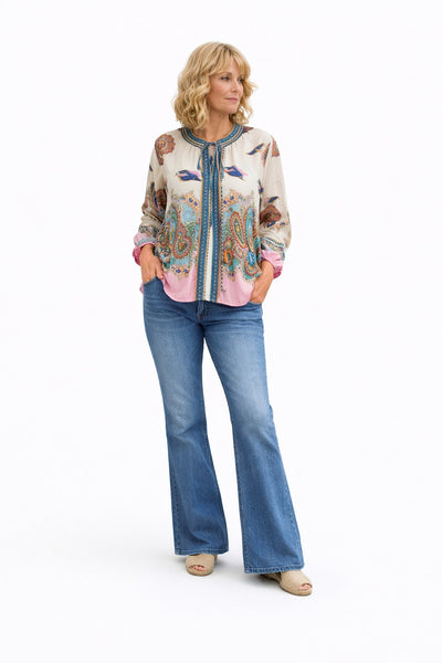 Blusa de algodón estilo boho estampada con modelo frontal