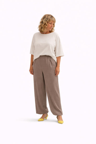 Pantalón bombacho seda color taupe modelo frontal