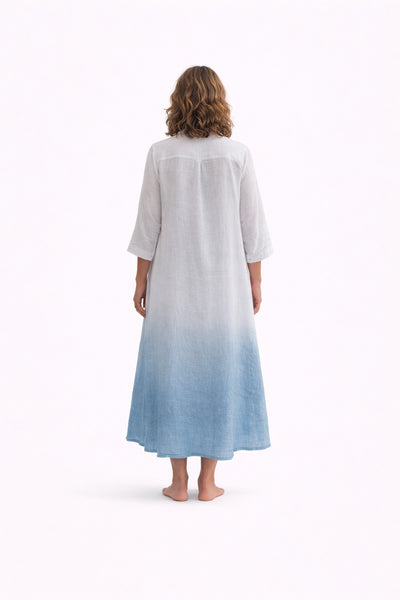 Vestido largo de lino con manga corta, botonadura frontal y efecto degradado en el bajo, de corte fluido. Con modelo de espaldas