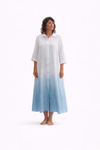 Cargar imagen en el visor de la galería, Vestido largo de lino con manga corta, botonadura frontal y efecto degradado en el bajo, de corte fluido. Con modelo de frente
