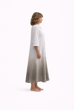 Cargar imagen en el visor de la galería, Vestido lino con manga degradado en taupe. modelo lateral
