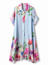 Cargar imagen en el visor de la galería, Vestido de lino  azul con estampado floral multicolor y diseño camisero con botonesl

