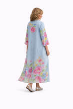 Cargar imagen en el visor de la galería, Vestido de lino azul con estampado floral multicolor y diseño camisero con botones con modelo de espaldas
