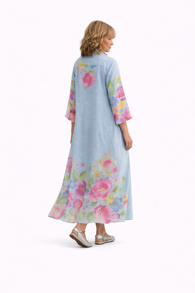 Vestido de lino azul con estampado floral multicolor y diseño camisero con botones con modelo de espaldas