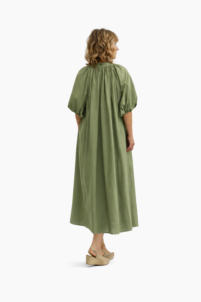 vestido largo de algodon con manga corta de farol con modelo de espaldas