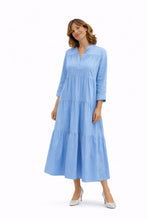 Cargar imagen en el visor de la galería, vestido largo y amplio de algodon azul con modelo de frente

