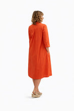 Cargar imagen en el visor de la galería, vestido de algodón midi color coral con modelo de espaldas
