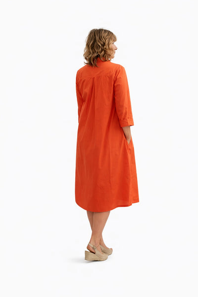 vestido de algodón midi color coral con modelo de espaldas
