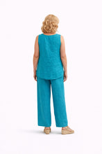 Cargar imagen en el visor de la galería, Pantalón de mujer de pernera ancha con cintura elástica y detalles calados verticales, ligero y fluido. Modelo de espaldas
