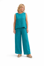 Cargar imagen en el visor de la galería, Pantalón de mujer de pernera ancha con cintura elástica y detalles calados verticales, ligero y fluido. Modelo frontal
