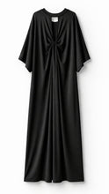 Cargar imagen en el visor de la galería, Vestido largo de algodón negro con diseño minimalista y espalda con abertura y detalle fruncido elegante.Vista espalda
