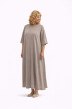 Cargar imagen en el visor de la galería, Vestido largo de algodón taupe con diseño minimalista y espalda con abertura y detalle fruncido elegante con modelo de frente
