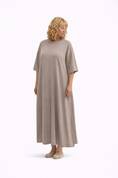 Vestido largo de algodón taupe con diseño minimalista y espalda con abertura y detalle fruncido elegante con modelo de frente