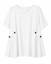 Cargar imagen en el visor de la galería, Blusa de viscosa blanca con corte fluido y botones laterales decorativos diseño elegante y cómodo
