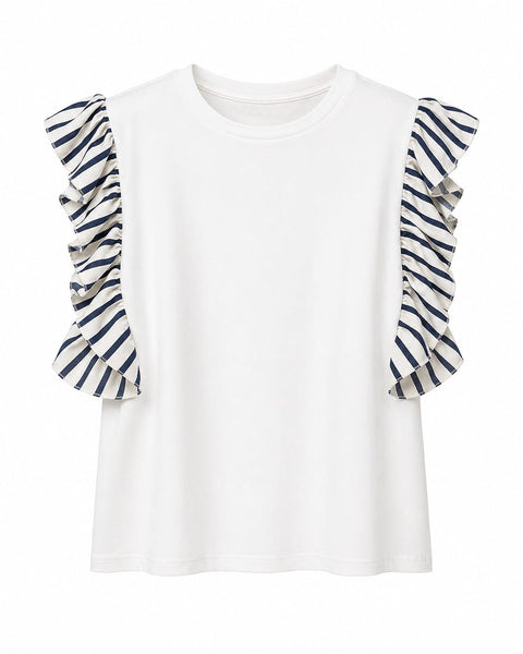 Camiseta blanca con volantes de rayas en hombros estilo femenino y moderno