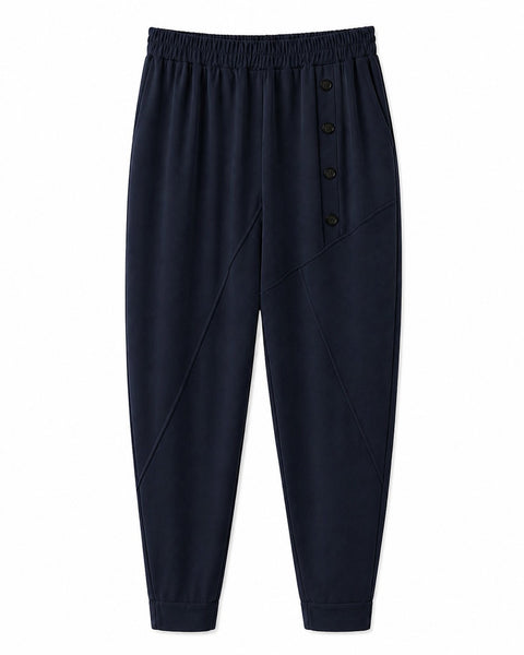 Pantalón jogger rojo con botones laterales y diseño moderno ajustado en marino