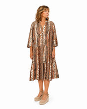 Cargar imagen en el visor de la galería, Vestido midi de viscosa estampado en tonos tierra con brillo de pequeños cristalito con modelo
