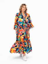 Cargar imagen en el visor de la galería, Vestido largo multicolor estampado con manga amplia y caída fluida para mujer con modelo
