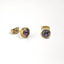 Cargar imagen en el visor de la galería, pendientes chapado en oro de presión  con un cristal de swarovski  morado
