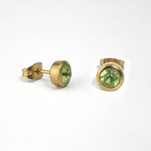 Cargar imagen en el visor de la galería, pendientes chapado en oro de presión  con un cristal de swarovski  verde claro
