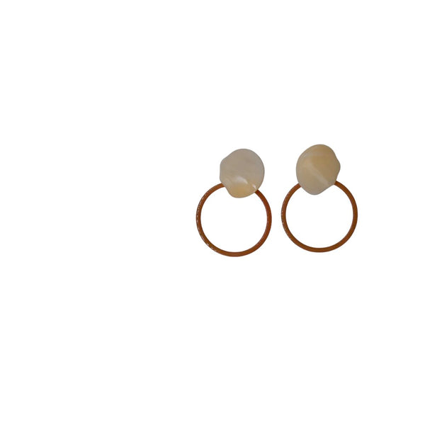 Pendientes resina beige largos con 
aro frontal